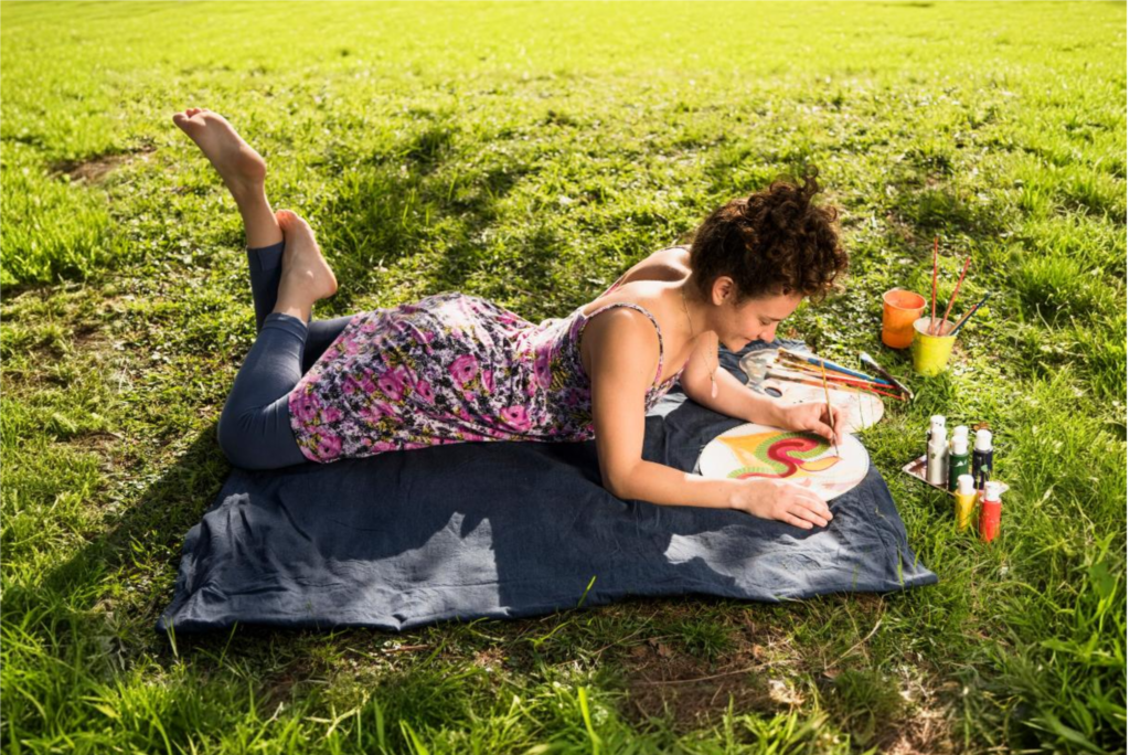 Mujer pintando en zona verde, naturaleza